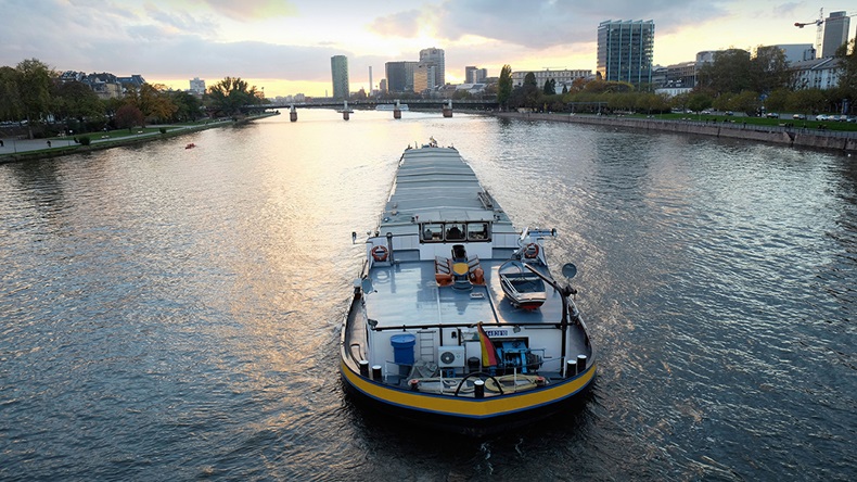 Cargo vessel (flashover/Alamy Stock Photo)